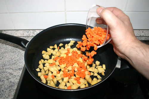 29 - Kartoffeln & Möhren in Pfanne geben / Put potatoes & carrots in pan