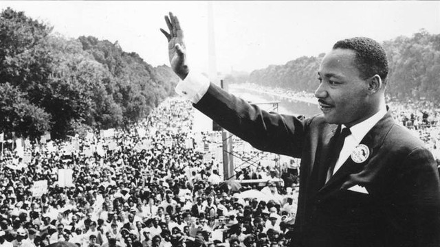 O reverendo Martin Luther King acena ao pÃºblico presente na Marcha em Washington por direitos civis para negros e negras - CrÃ©ditos: Foto: ReproduÃ§Ã£o