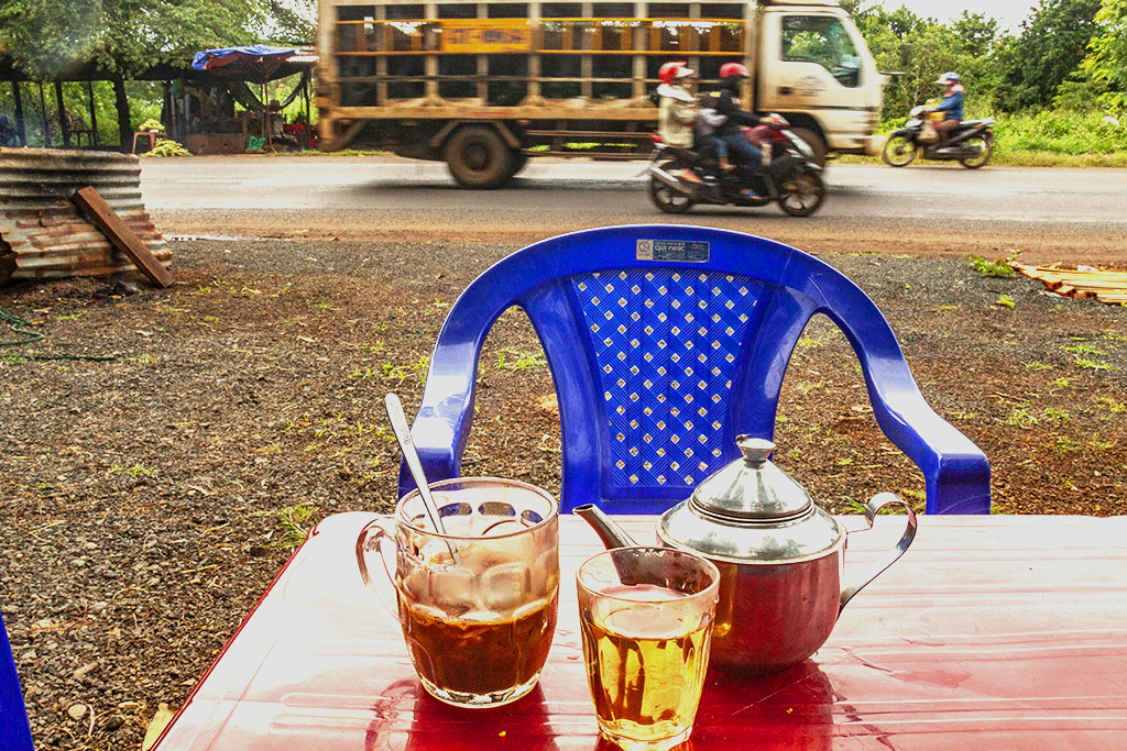 Roadside refreshment stand--Ea Kly