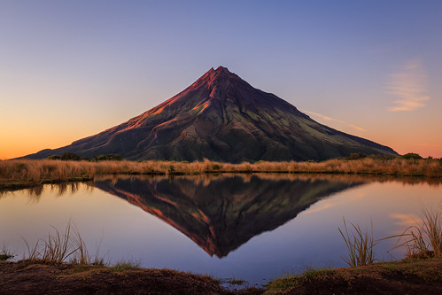 taranak mttaranaki newplymouth newzeanland northisland mountain mtegmont egmont tarns morning sunrise sunbeans reflection