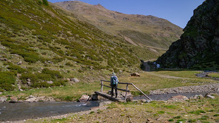 Wanderin auf Brücke über den Punibach im Planeiltal