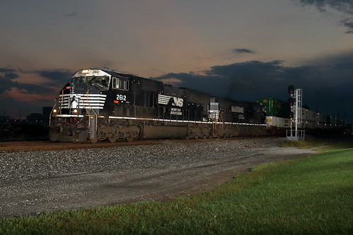 leipsic ohio nkp fostoriadistrict emd sd70m ns norfolksouthern ns2612 2612 nighttime sunrise 233 intermodal freight