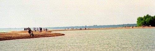 summer 2001 analog film 135 kodak kodakroyalgold royalgold 100iso nikonsupercoolscan9000ed nikon coolscan cans2s canon ftb canonftb classic camera point pelee pointpelee environment lake erie water outdoor hiking nature beach sand pristine panorama national park leamington ontario canada crop people