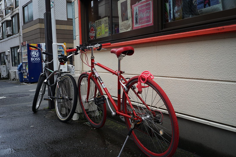 SONY α7Ⅱ+Leitz Summicron 35mm f2 0南池袋あずま通りBASHI BARGER CHANCEの脇の赤い自転車