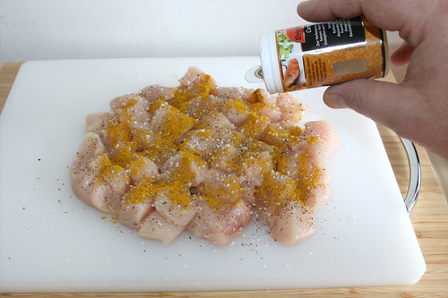 21 - Hähnchenbrustwürfel mit Salz, Pfeffer & Curry würzen / Season diced chicken breast with salt, pepper & curry