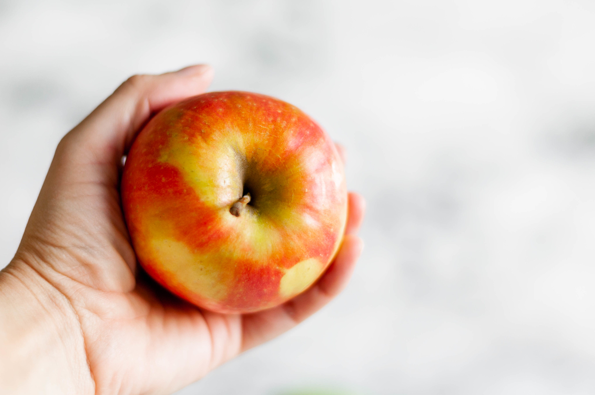 Today I'm sharing a guide to the best apples for baking. My 5 favorites for apples pies, crisps and more are included. Honeycrisp, Granny Smith, Jonagold, Braeburn and Pink Lady all made the cut.
