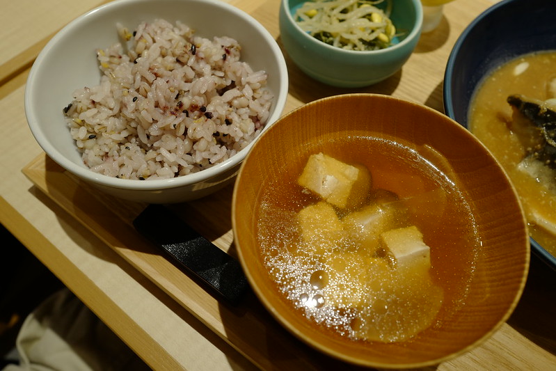 南池袋かこみ食卓ふっくら仕上げた米麹のさば味噌煮の五穀米 汁物