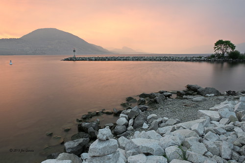 sunset sunrise sun set rise ok okanagan lake okanogan joeinpentictonvalley penticton beach pier wharf dock breakwater garcia break water beaccon joe jose lighthouse light house marina westbench inuksuk bc british columbia wildfire wildfires wild fire fires smoke naramata summerland peachland trout creek buoy marker smokanagan smokanogan josé vieira joeinpenticton