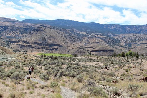 fossil oregon johnday hiker trail rocks badlands landscape