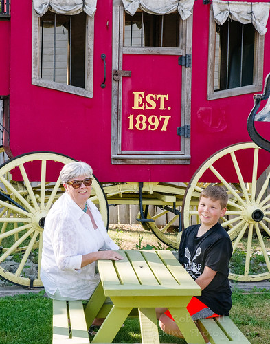 ell greenwood people picnictables crowsnesthighway stagecoach brendanford britishcolumbia kathrynell family canada ca