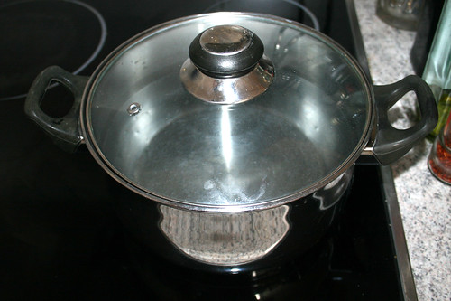 18 - Topf mit Wasser aufsetzen / Bring water in pot to a boil