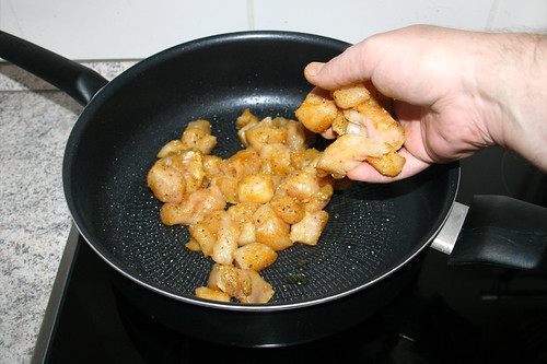 22 - Hähnchenbrustwürfel in Pfanne geben / Put chicken dices in pan
