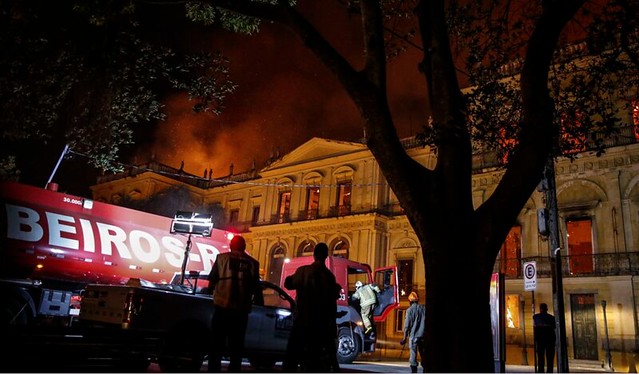 Bombeiros tentam apagar o incêndio que atingiu o Museu Nacional no domingo (2) - Créditos: Tânia Rego/Agência Brasil