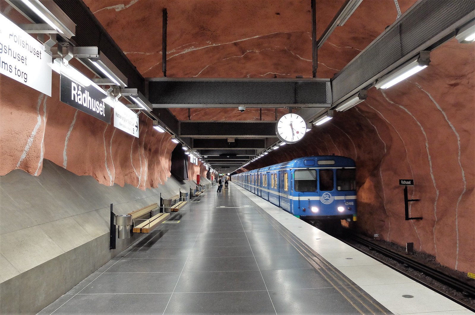 Как назвать метро. Метро станция Стокгольм Тенста. Станция метро Родхусет, Стокгольм. Станции метро Стокгольма Solna. Radhuset станция метро.