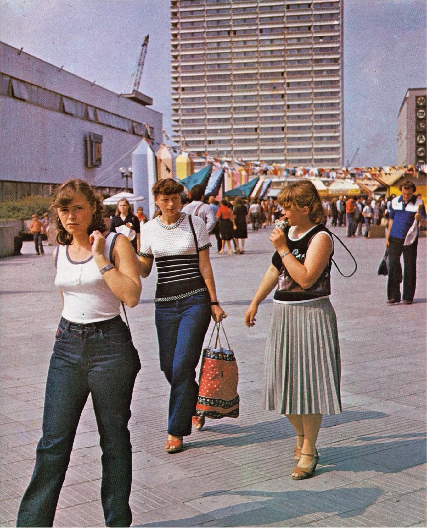 1985.  У Вильнюсского центрального универмага