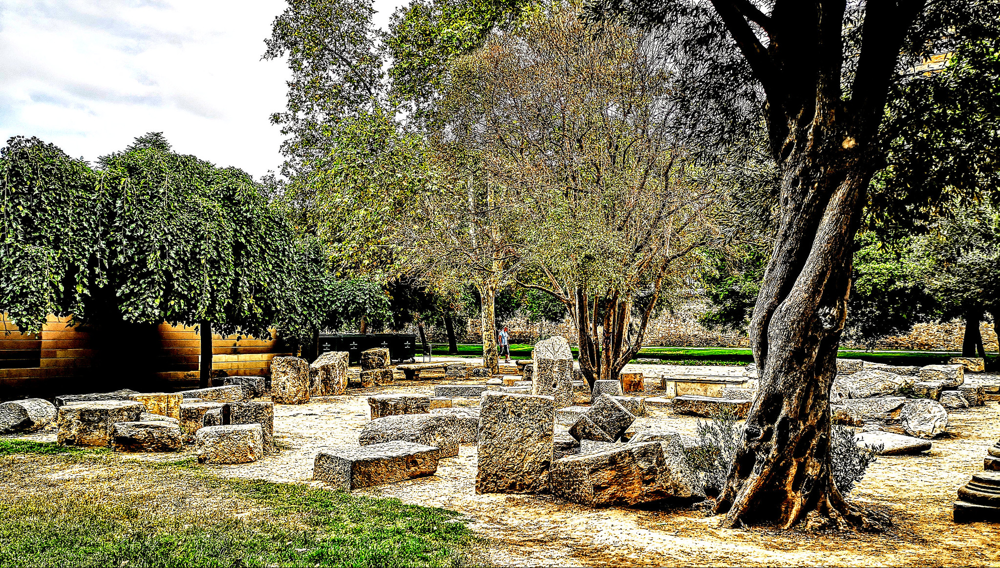 Jardín arqueológico en el Parque Urbano del Turia, con restos de época romana que proceden de las excavaciones arqueológicas del solar de la Almoina.