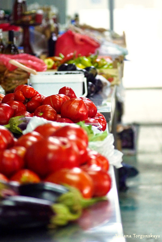 Прилавок со свежими овощами на рынке Тивата