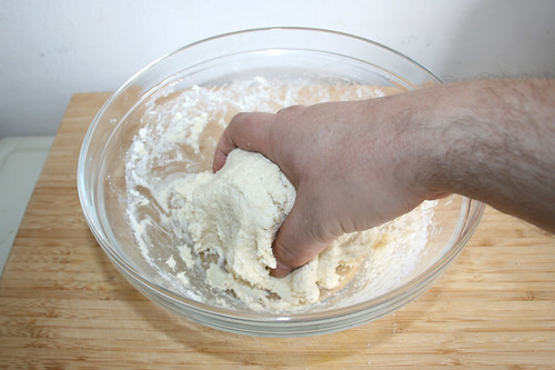 50 - Teig mit Händen kneten / Knead dough with hands