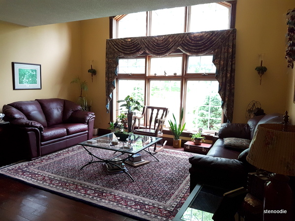  Woodland Gardens living room