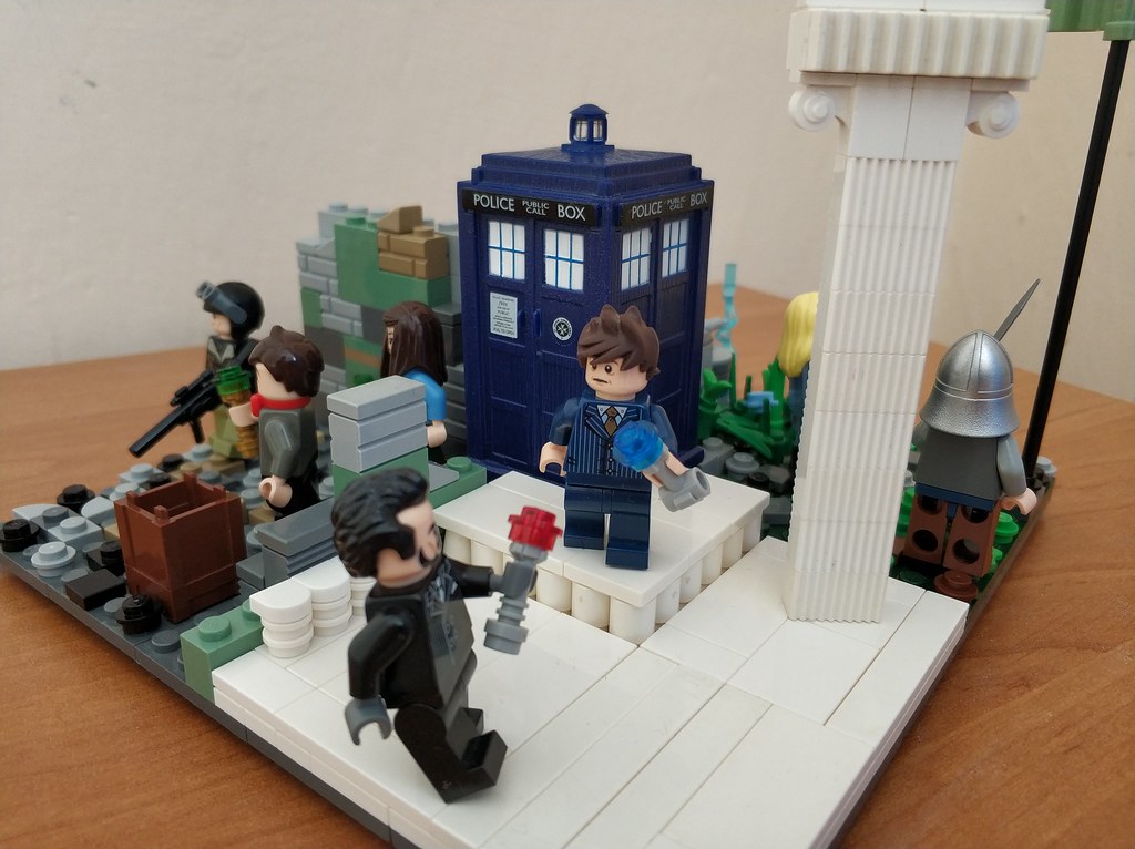 Doctor WHO LEGO Minifigures 4 Doctors: 10th, 11th, 12th, 13th. Classic Master, Clara Oswald, Bill Potts.