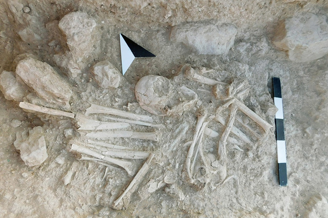Δευτερογενείς ταφές στο Ταφικό Κτίριο 27. Τα οστά έχουν μεταφερθεί από τον χώρο της πρωτογενούς ταφής τακτοποιημένα (μέσα σε καλάθια προφανώς).