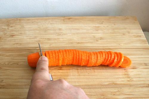 14 - Möhren in Scheiben schneiden / Cut carrot in slices