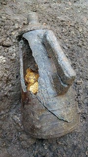 Como amphora gold coin find