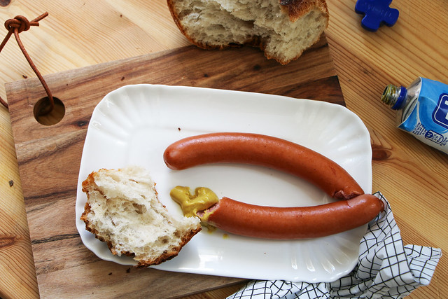 Wienerli Brot und Senf auf einem Porzellanteller von SELETTI
