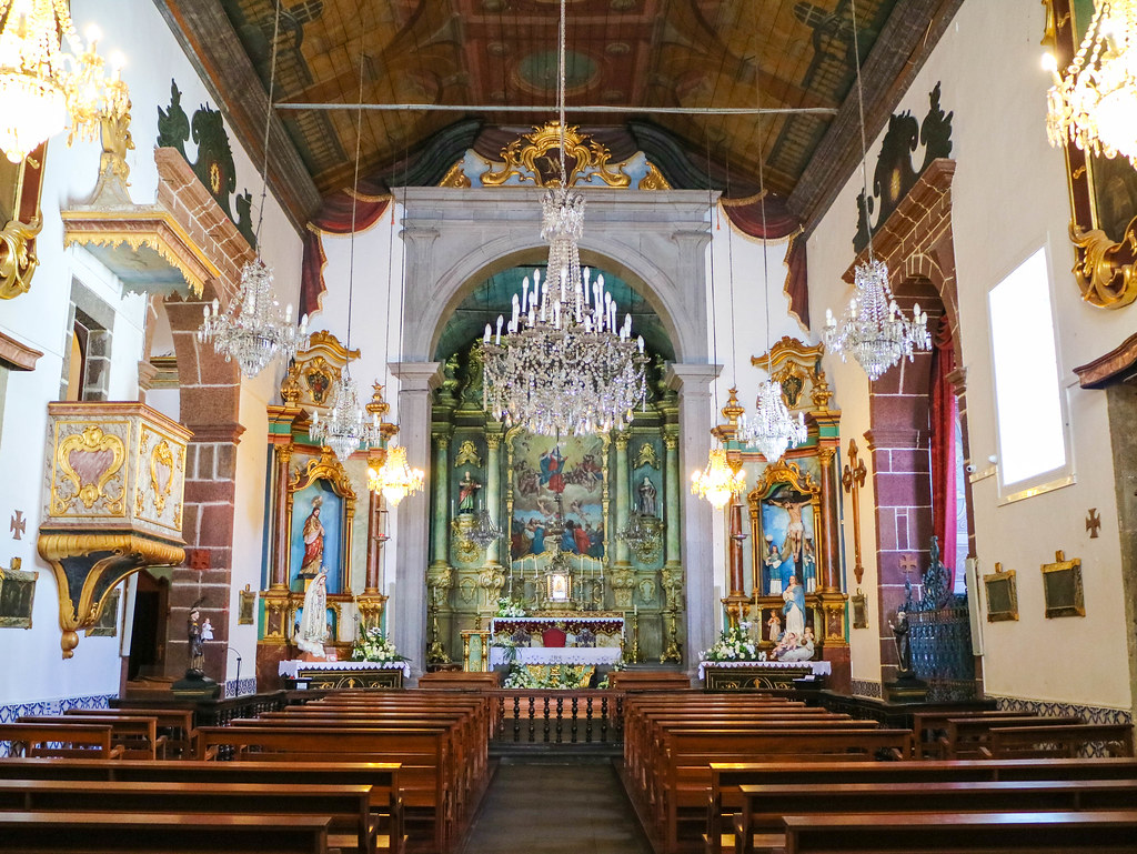 Interior de la iglesia del barrio do Monte