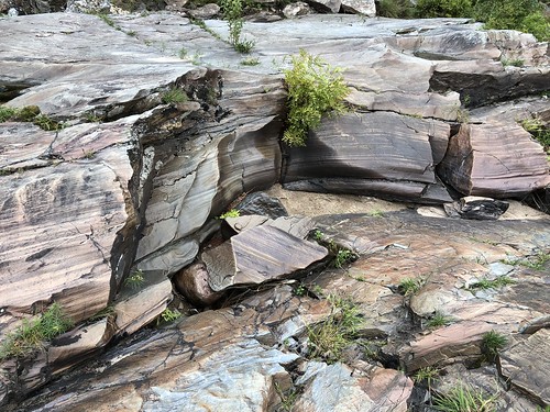 Chutes Provincial Park - worn rock