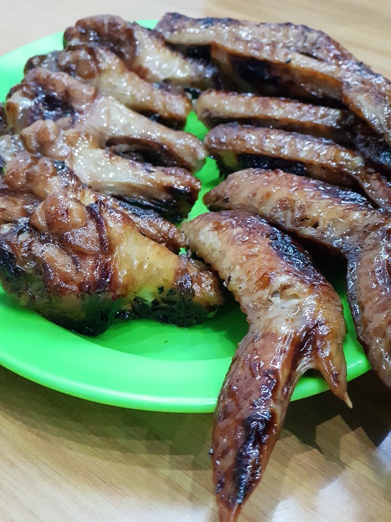 烧鸡翅 BBQ Chicken wing rm$2.70/wing @ 烧鸡翅档 BBQ Chicken wing stall at 南京茶餐室 Kedai Kopi Nanking USJ Taipan