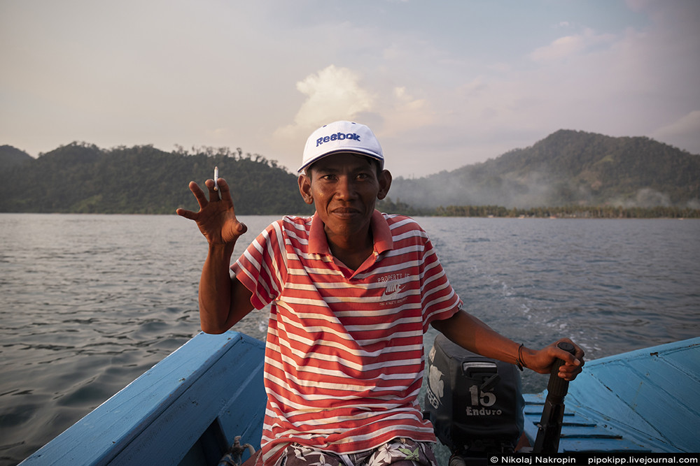 Западная Суматра. Автостопом на лодке. Джордж, берегу, место, лодка, бакар, каное, смотрели, домика, несколько, двадцать, судёнышко, лодки, чтение, дислокации, можно, метрах, мужик, своём, сторону, слишком