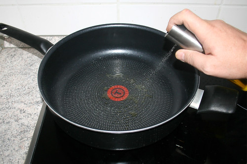 26 - Olivenöl in Pfanne erhitzen / Heat up olive oil in pan