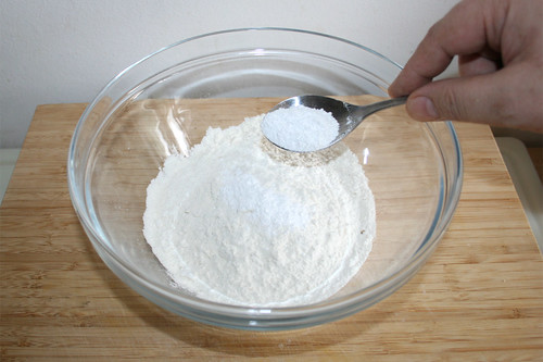 45 - Mehl & Backpulver in Schüssel geben / Put flour & baking powder in bowl