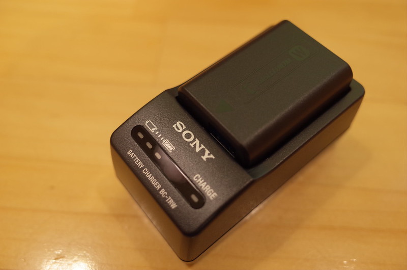 SONY Travel Charger Kit本体