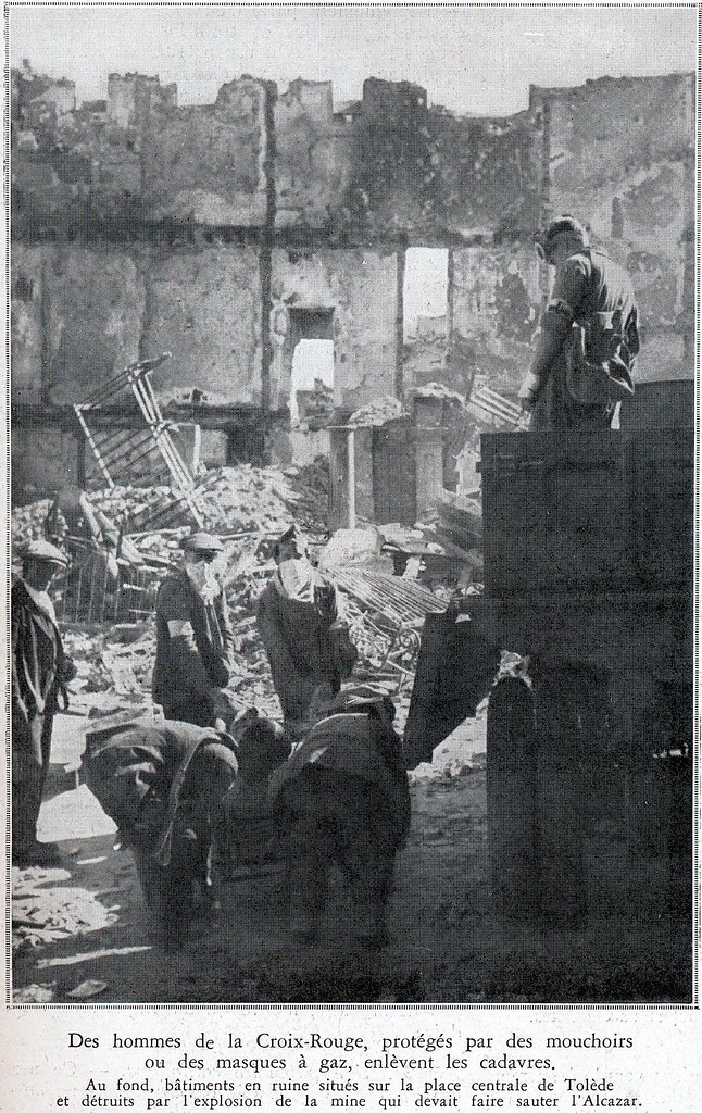 Recogida de cadáveres en Zocodover a finales de septiembre de 1936. Fotografía de Léon de Poncins publicada en L´Illustration el 17 de octubre de 1936