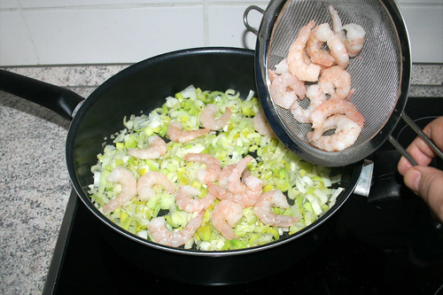 22 - Garnelen in Pfanne geben / Put shrimps in pan