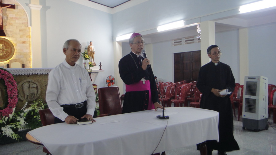 Đức giám mục kinh lý Giáo xứ Phú Thạnh