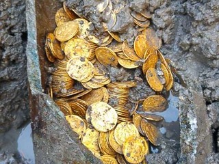 Como amphora gold coin find opened