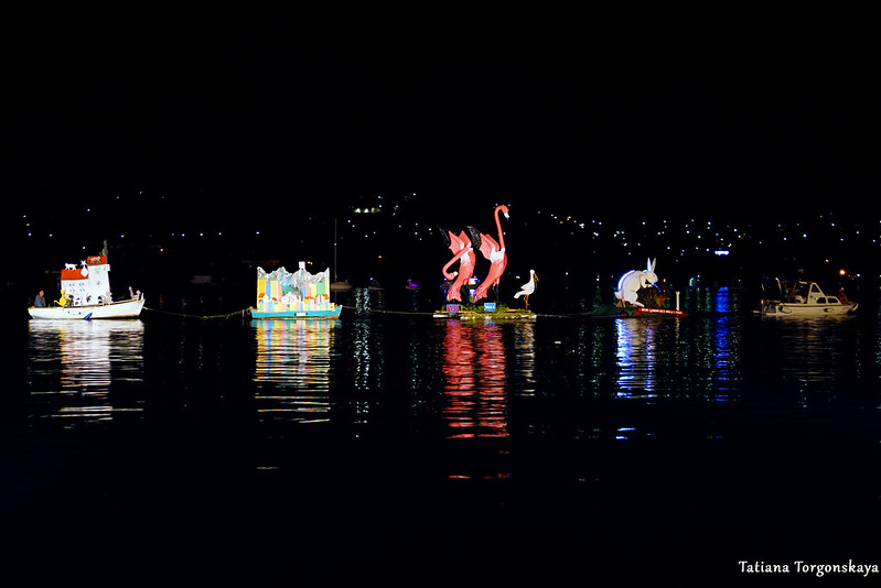 Парад карнавальных лодок во время "Бокельской ночи 2018"
