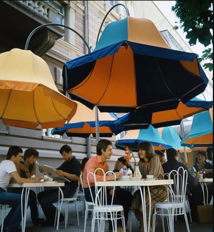 1983. Уличные столики кафе при ресторане Дайнава