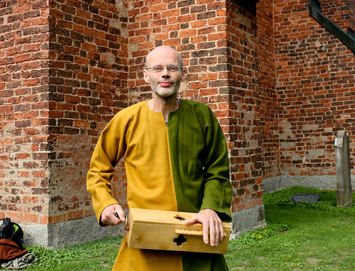 Lars Jonsson med sin vevlira. Han kommer att bruka den för att ge några musikaliska exempel under sitt föredrag om Carmina Burana.