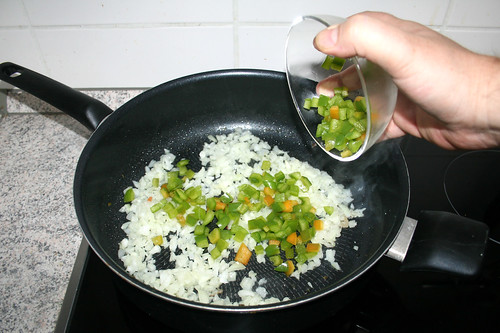 40 - Zwiebel & Paprika in Pfanne geben / Put onion & bell pepper in pan