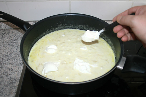 36 - Saure Sahne unterheben / Stir in sour cream