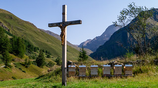 Kreuz am verfallenen Petasetteshof im Planeiltal