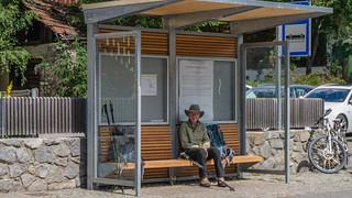 Wanderin wartet in Schleis auf den City-Bus
