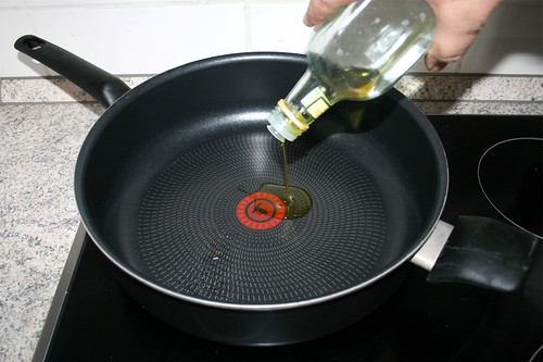 25 - Olivenöl in Pfanne erhitzen / Heat olive oil in pan