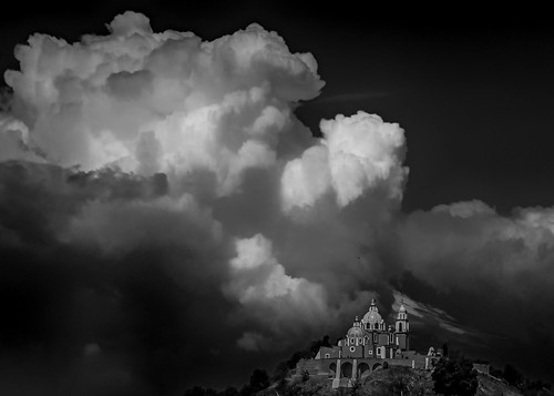 cholula clouds sky puebla méxico monochrome mono blackandwhite bnw temple iglesia mountain