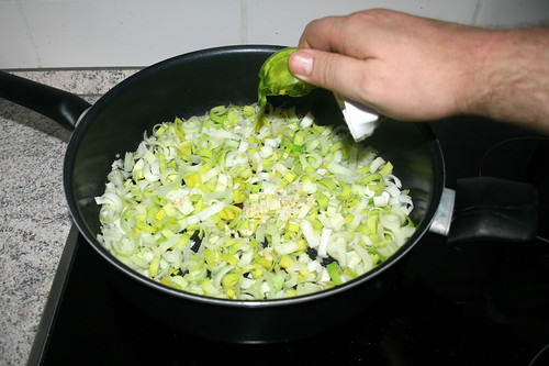 21 - Knoblauch dazu geben / Add garlic