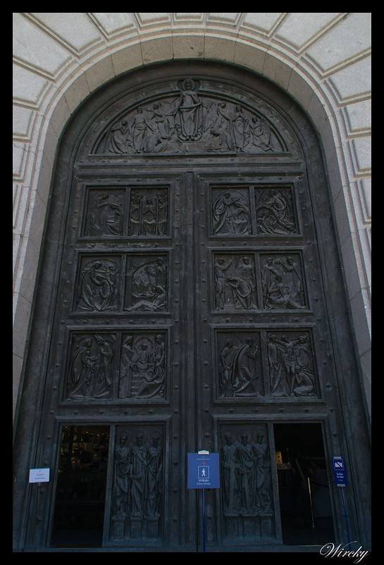 Puerta de entrada a la Basílica